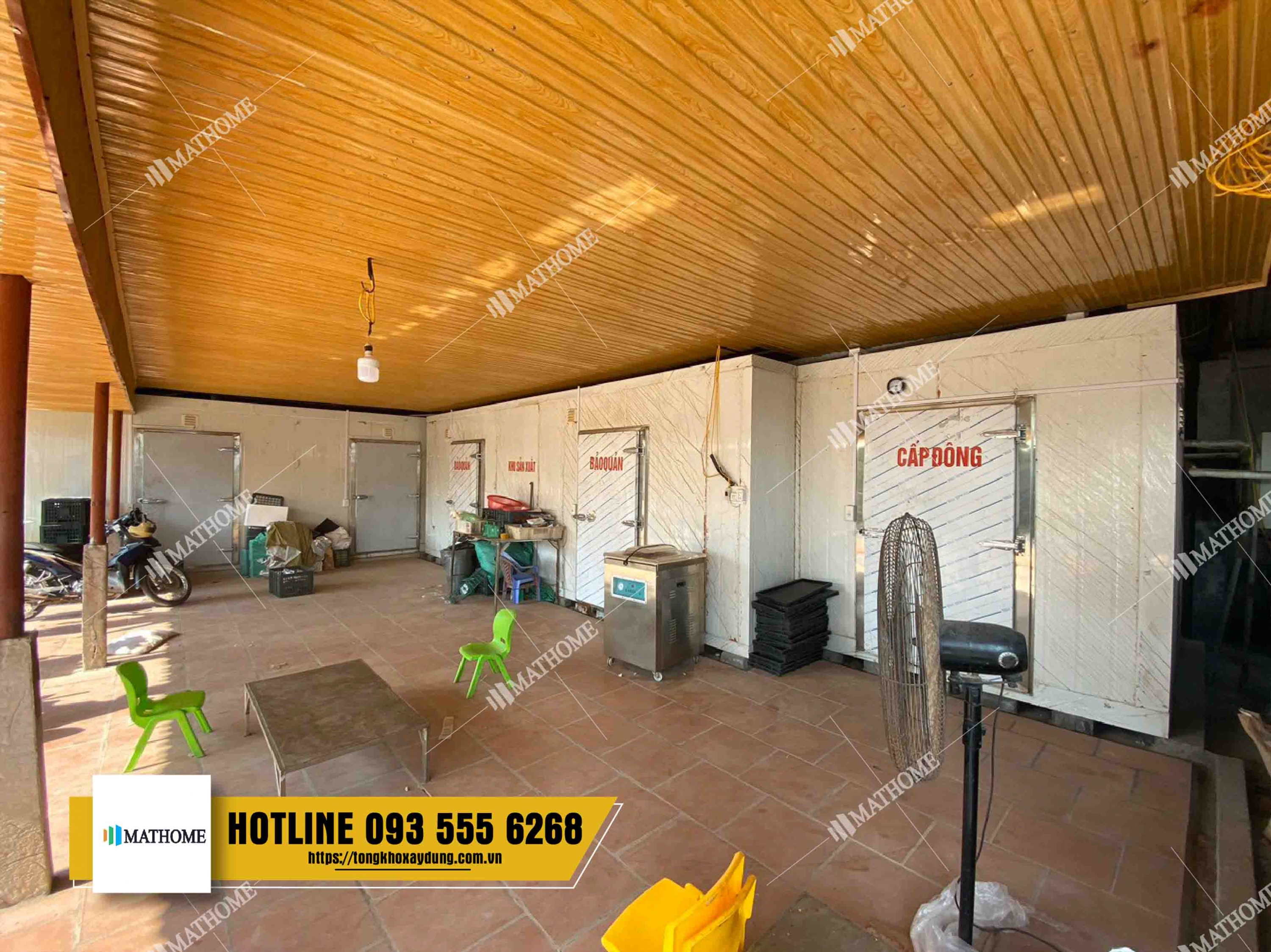 Cửa kho lạnh mở bản lề